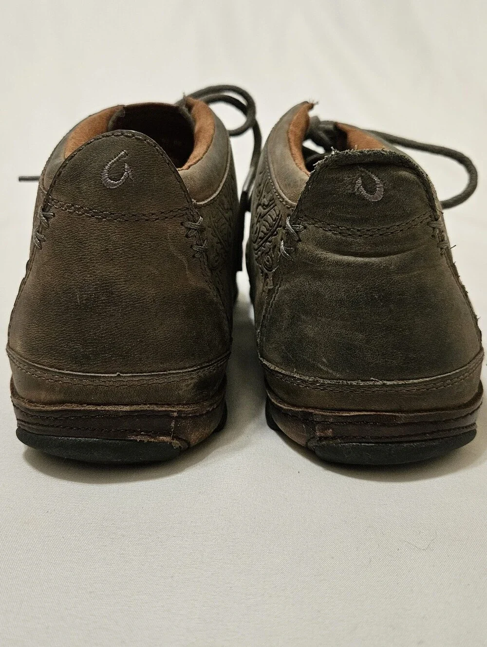 OluKai Men's Size 11 Brown Kamuela Leather Embossed Ankle Chukka Boots
